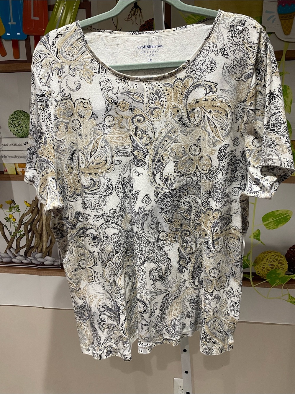 croft & barrow Paisley Floral Short Sleeve Top in White, Tan & Black. 1X ptp  25